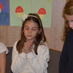 KInder beim beten KInder beim beten